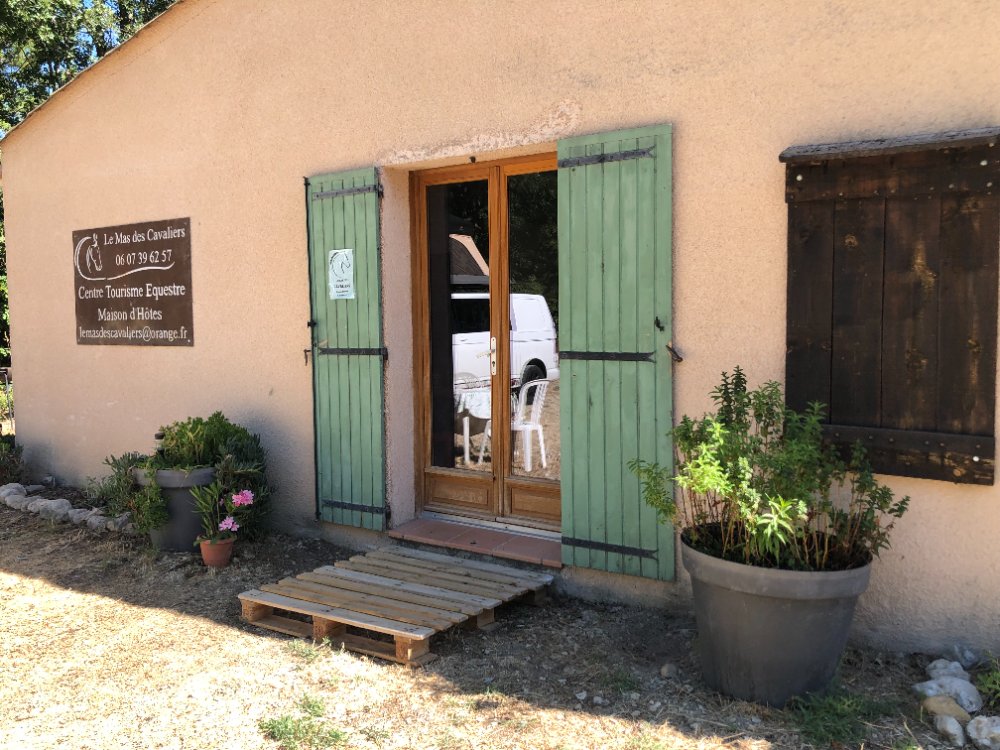 Aire camping-car  Moustiers-Sainte-Marie (04360) - Photo 2